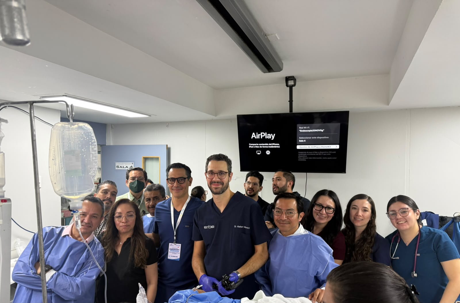 Equipo de endoscopistas al final de un caso en vivo