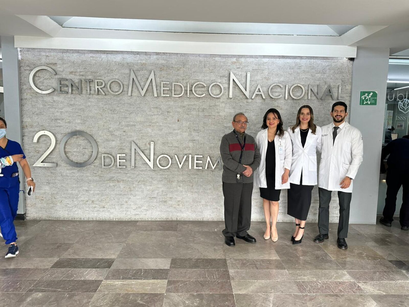 Equipo del curso en el acceso del Centro Medico Nacional 20 de Noviembre
